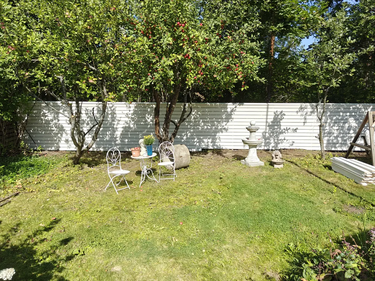 Valkoinen lauta-aita takapihalle, Kerava