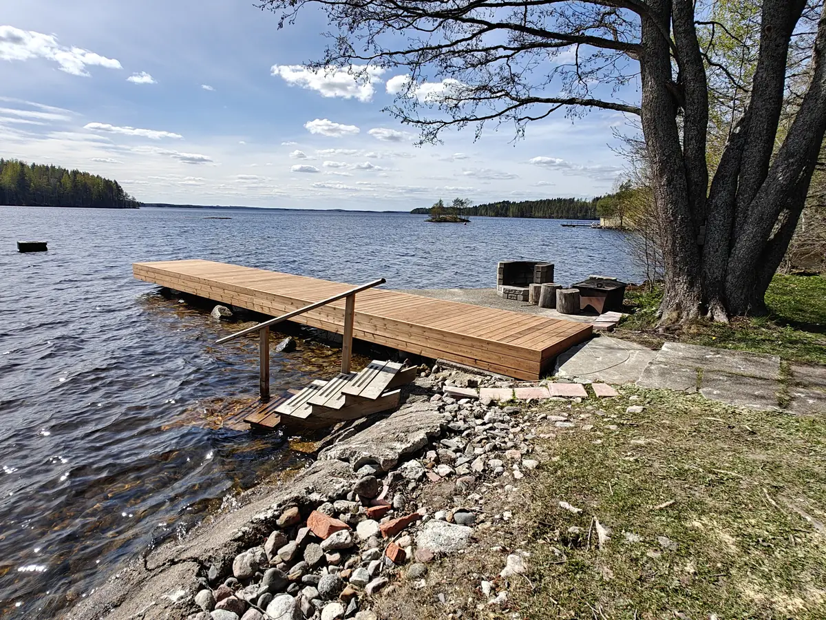 Valmis puulaituri kaiteineen rannassa
