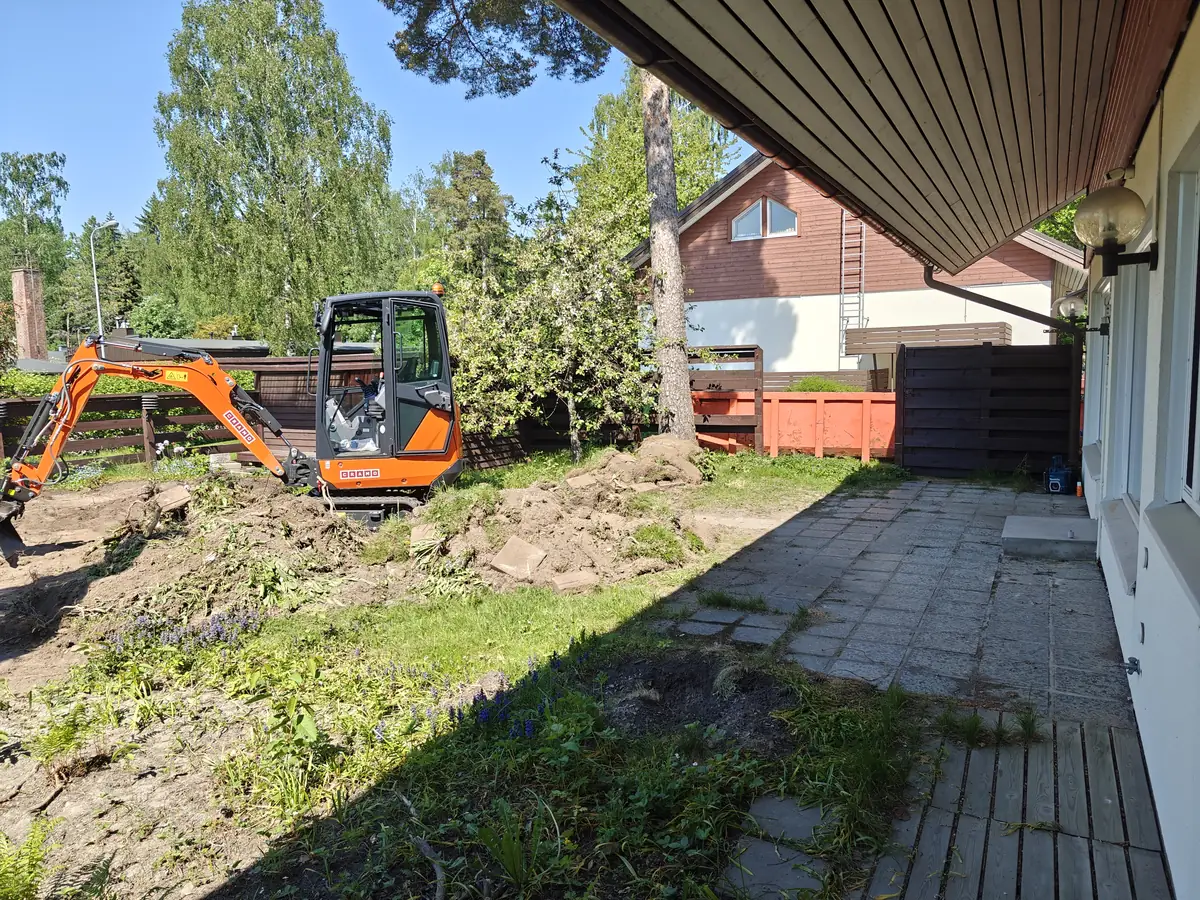 Pihan maanrakennustyöt kaivinkoneella, Pakila, Helsinki