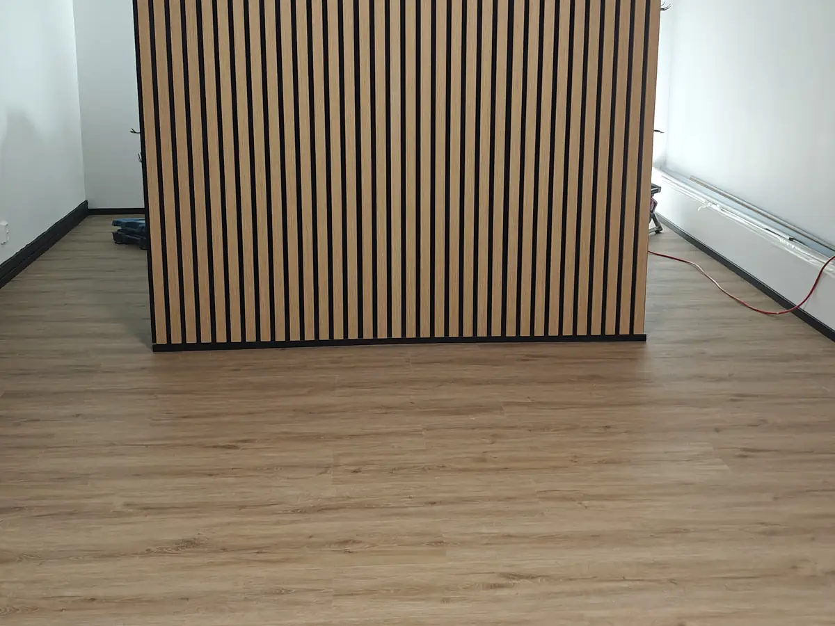 Rimaseinä ullakkokerroksen asuintilassa, Pakila, Helsinki